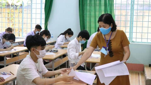 Thí sinh than khó, ngủ gục khi không làm hết bài thi tổ hợp Khoa học Tự nhiên