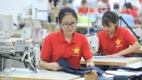 Doanh nghiệp Việt tăng tốc xuất khẩu, lo 'thuế chồng thuế' từ Mỹ