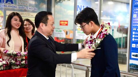 Lãnh đạo Sở GD&ĐT Hà Nội đón học sinh thi Olympic quốc tế IJSO