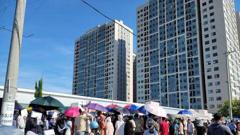 Đà Nẵng: Đội nắng, xếp hàng dài nộp hồ sơ mua nhà ở xã hội