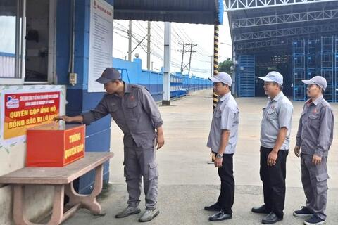 Doanh nghiệp ủng hộ gần 800 triệu đồng giúp người dân khắc phục hậu quả bão lũ