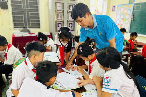 Người thầy 6 năm âm thầm vượt núi gieo chữ giữa đại ngàn