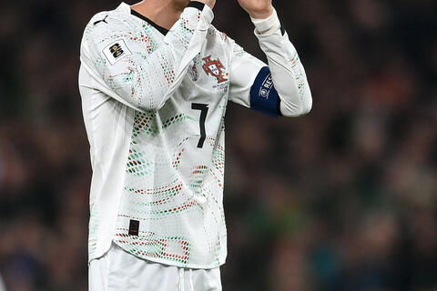 Ronaldo trả giá đắt bởi tấm thẻ đỏ ở vòng loại World Cup 2026