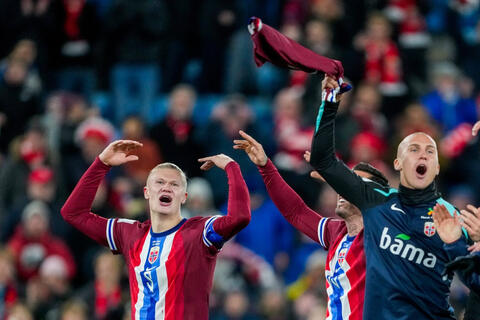 Haaland chiêu đãi đồng đội bánh mì khi Na Uy tiến sát vé dự World Cup 2026