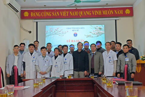 Điện Biên bàn giao hơn 100 cán bộ y tế tăng cường cho tuyến xã