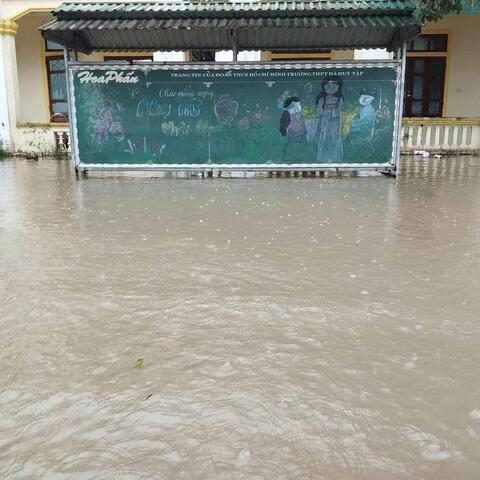 Gần 18.500 học sinh Hà Tĩnh nghỉ học do mưa lũ