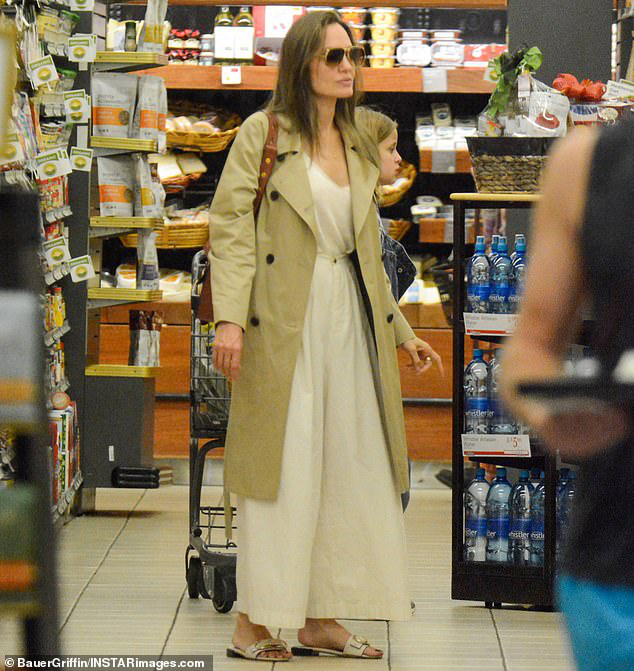 angelina jolie vui vẻ đưa hai con gái đi mua sắm sau ồn ào sau ly hôn hình 1 angelina jolie vui ve dua hai con gai di mua sam sau on ao sau ly hon hinh 1