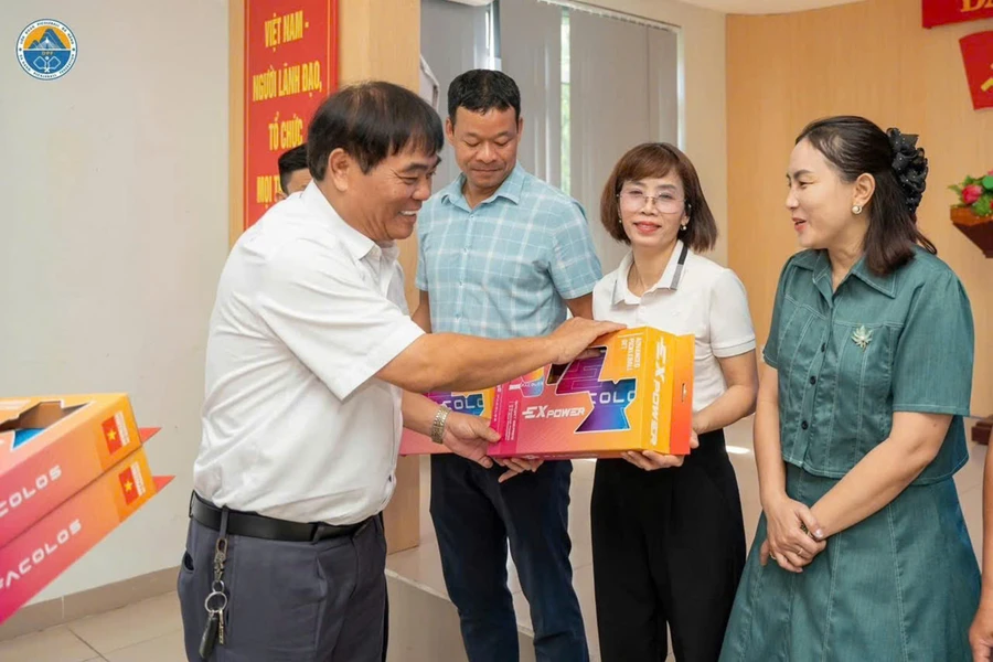 Ông Nguyễn Trọng Thao - Phó Giám đốc Sở Văn hóa, Thể thao và Du lịch, Phó Chủ tịch Liên đoàn Pickleball TP Đà Nẵng tặng vợ và bóng Pickleball cho đại diện 121 đơn vị, trường học.