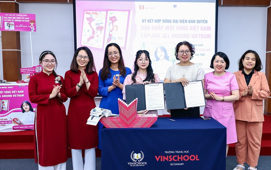 Nguyễn Thảo Nhi (giữa) ký kết hợp tác với một đơn vị giao dịch bản quyền quốc tế, đưa tác phẩm đến với độc giả toàn cầu.