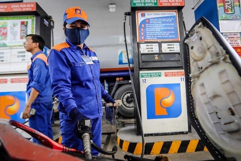 Giá xăng trong kỳ điều hành ngày mai (3/7) được dự báo có thể giảm sâu, nếu đúng như vậy thì đây là lần giảm thứ hai liên tiếp trong tuần.  Ảnh: TT