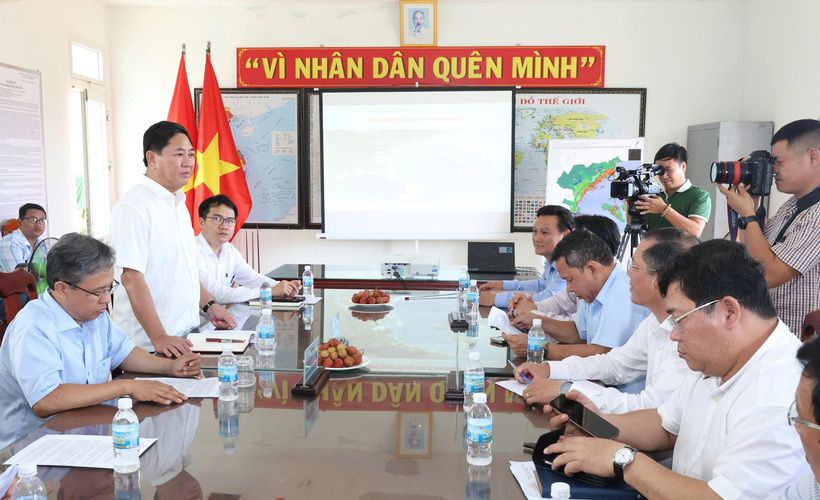 Chủ tịch UBND tỉnh Trần Quốc Nam phát biểu tại buổi làm việc với Ban Quản lý Khu Kinh tế Vân Phong. Ảnh: Văn Nỷ