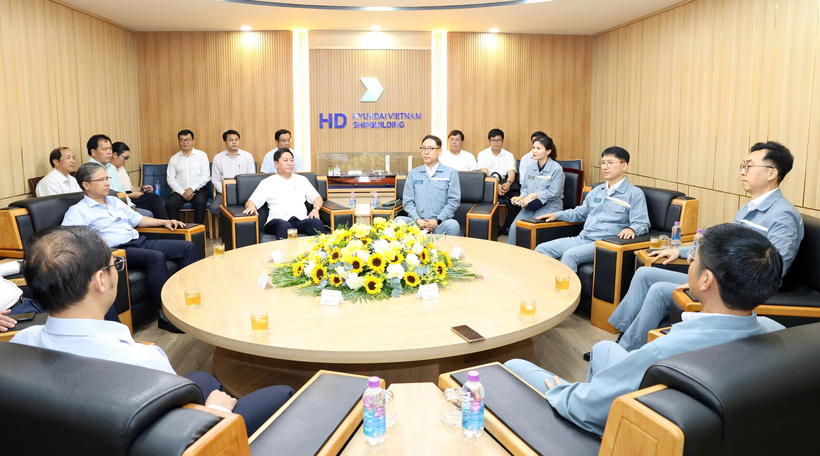 Chủ tịch tỉnh Khánh Hòa Trần Quốc Nam làm việc với Công ty TNHH Đóng tàu HD Hyundai Việt Nam. Ảnh: Văn Nỷ