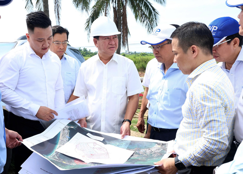 Chủ tịch UBND tỉnh Trần Quốc Nam kiểm tra thực địa dự án tại Khu Kinh tế Vân Phong. Ảnh: Văn Nỷ