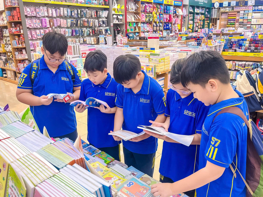 Học sinh Trường Tiểu học Việt Anh tìm hiểu các bộ sách. Ảnh: N.T.