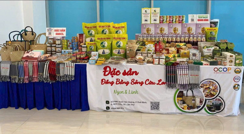 Các sản phẩm đặc sản, sản phẩm OCOP và sản phẩm tiêu biểu của địa phương tham gia Hội chợ Mùa Thu 2025. Ảnh: Khánh Ngọc.