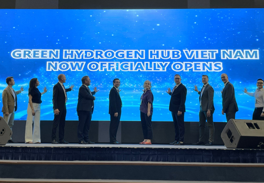 Thứ trưởng Nguyễn Văn Phúc cùng các đại biể thực hiện nghi thức khánh thành Trung tâm Hydrogen Việt Nam tại Trường Đại học Việt Đức. Ảnh: Hà An.