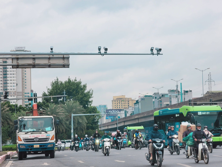 Hệ thống camera AI tại nút giao Phạm Hùng - Khuất Duy Tiến.