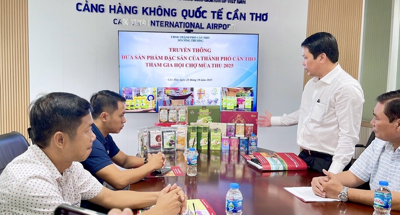 Ông Hà Vũ Sơn, Giám đốc Sở Công Thương TP. Cần Thơ gợi ý các sản phẩm đặc sản, sản phẩm OCOP và sản phẩm tiêu biểu của địa phương tham gia Hội chợ Mùa Thu 2025. Ảnh: Khánh Ngọc.