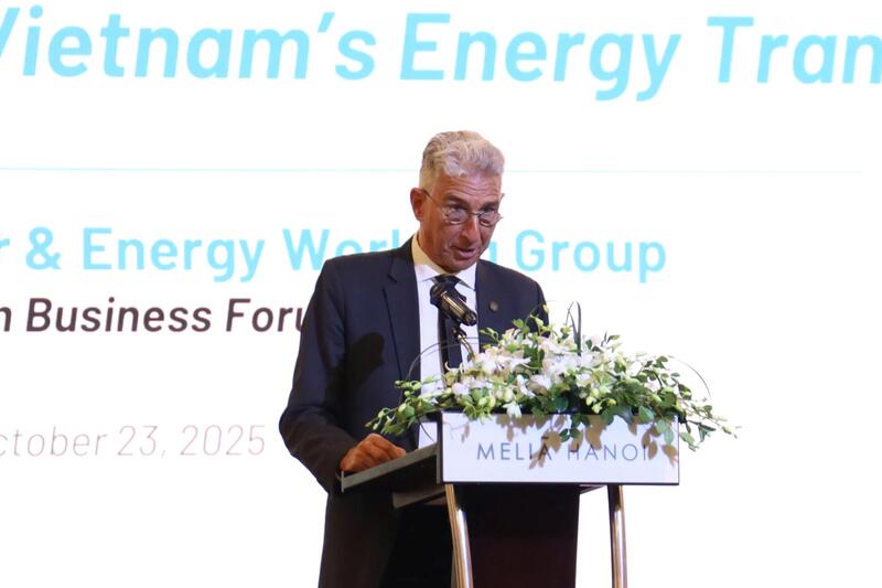 Ông John Rockhold, Trưởng nhóm công tác điện & năng lượng, Diễn đàn doanh nghiệp Việt Nam (VBF) phát biểu tại Hội thảo “Chính sách ưu tiên phát triển hạ tầng năng lượng bền vững”. Ảnh: Lê Vân.