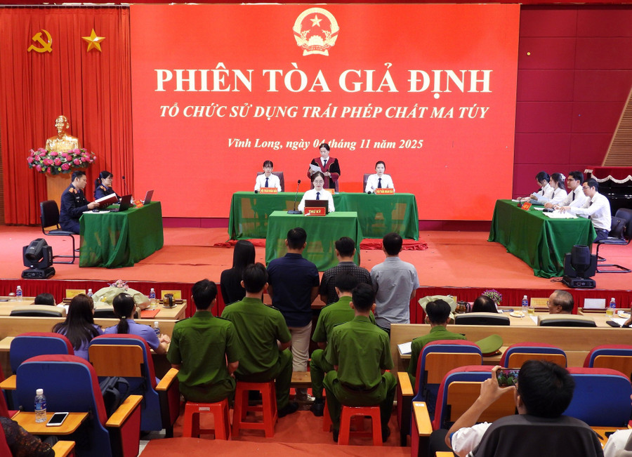 Phiên tòa giả định xét xử sơ thẩm vụ án hình sự “Tổ chức sử dụng trái phép chất ma túy”. dhcl-ky-ket-vks-4.jpg