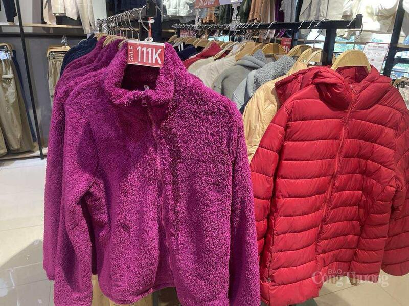 Áo lông cừu mẫu cũ được sale 111.000 đồng/cái.