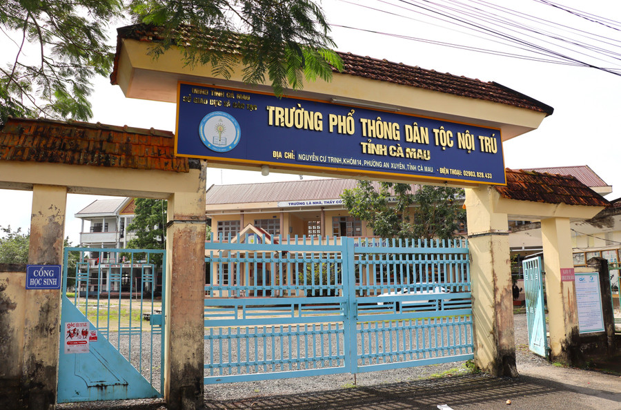 Cổng trường PTDTNT Cà Mau.