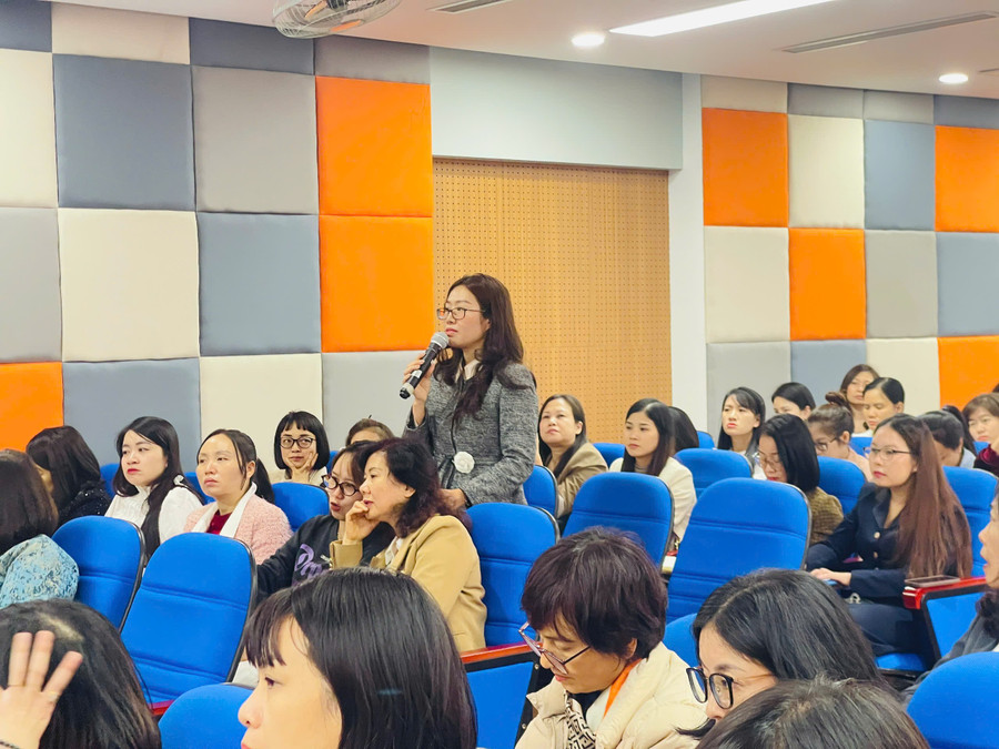 Sau tiết dạy chuyên đề, các thầy cô là CBQL, giáo viên cốt cán của thành phố cùng nhau thảo luận, trao đổi kinh nghiệm. dong-9.jpg