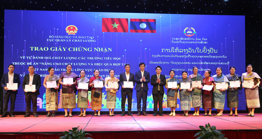 Ông Nguyễn Đình Hải - Phó Giám đốc Sở GD&ĐT và đại diện Cục Bảo đảm chất lượng, Bộ Giáo dục và Thể thao trao chứng nhận cho các học viên tham gia tập huấn. chung-nhan-4.jpg