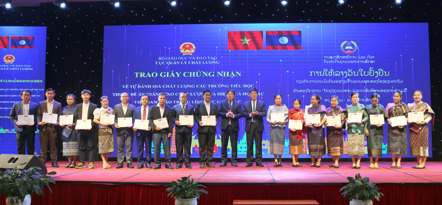 Ông Huỳnh Văn Chương - Cục trưởng Cục Quản lý chất lượng và ông Panya Chanthavong – Cục trưởng Cục Bảo đảm chất lượng, Bộ Giáo dục và Thể thao (Lào) trao chứng nhận cho các học viên. chung-nhan-2.jpg