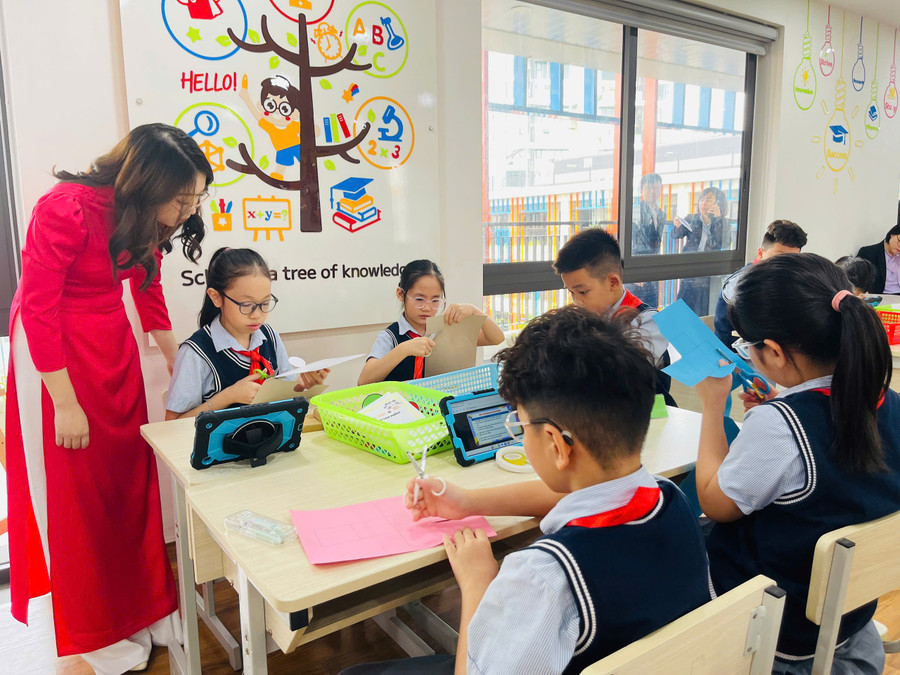 Các em học sinh thỏa sức sáng tạo với những hình khối. dong-5.jpg