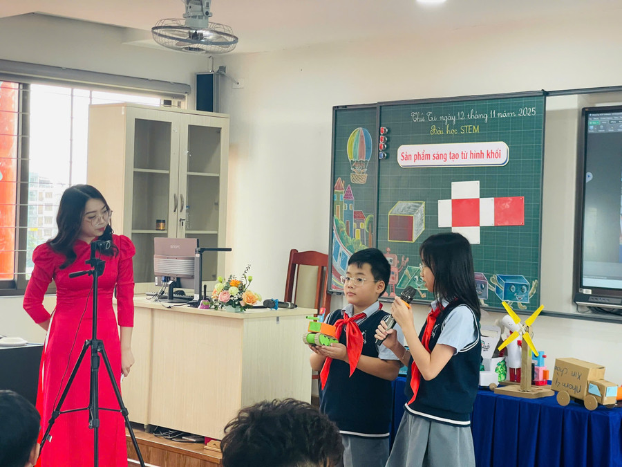 Học sinh thuyết minh về sản phẩm STEM của nhóm mình. dong-6.jpg