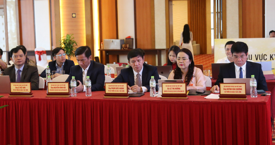 Lãnh đạo Cục Quản lý chất lượng (Bộ GD&ĐT) và Sở GD&ĐT Quảng Trị tham dự hội thảo. gd-2.jpg