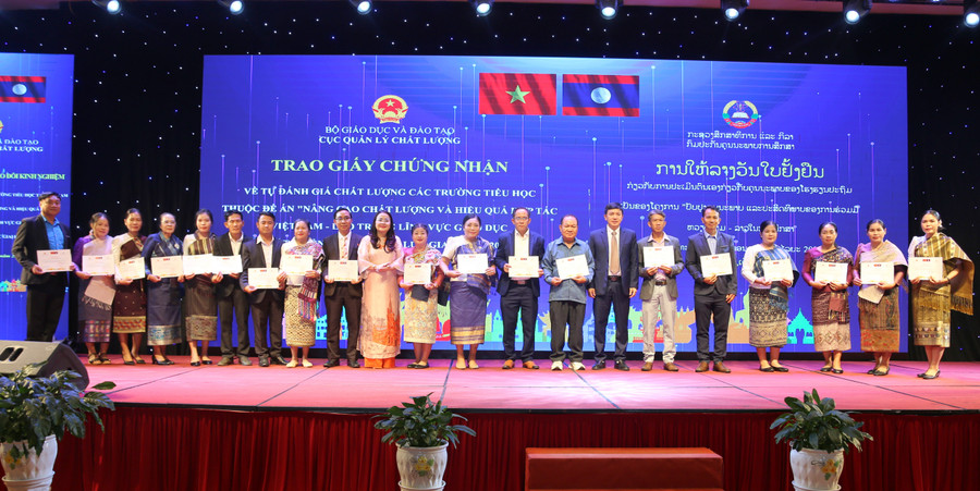 Bà Lê Thị Hương – Giám đốc Sở GD&ĐT Quảng Trị và ông Phạm Quốc Khánh - Phó Cục trưởng Cục Quản lý chất lượng (Bộ GD&ĐT) trao giấy chứng nhận. chung-nhan-3.jpg