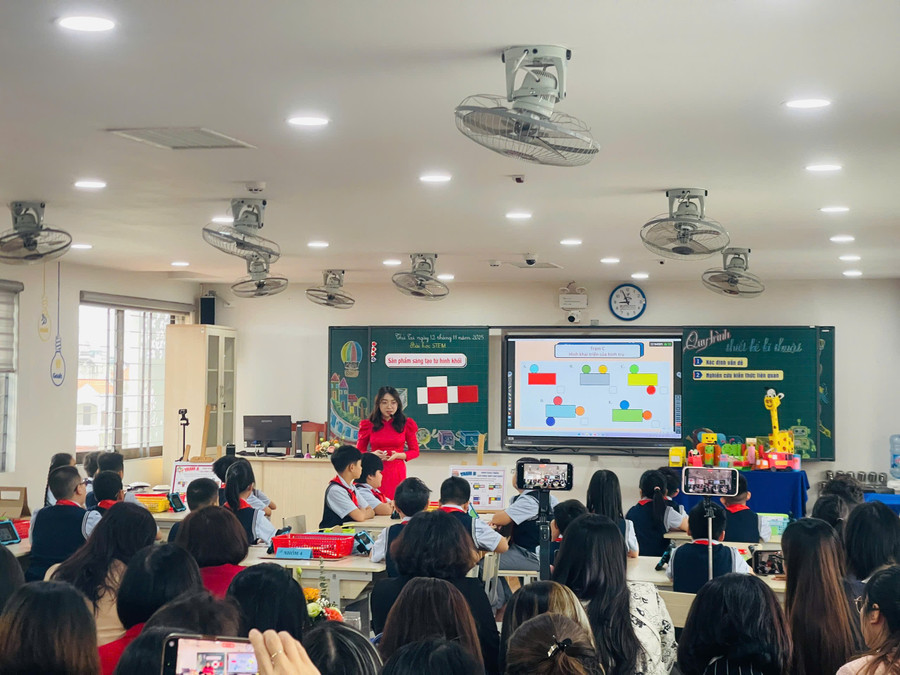 Cô trò lớp 5A2 cùng tham gia tiết học chuyên đề. dong-2.jpg