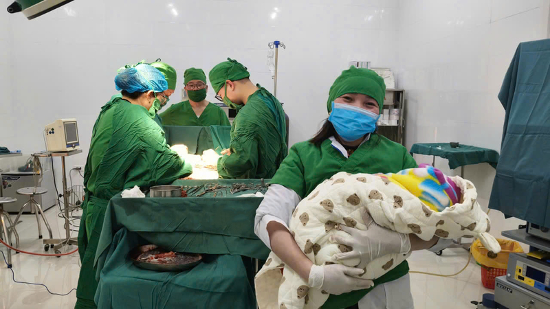 Đội ngũ bác sĩ tại trung tâm y tế miền núi thực hiện ca đỡ sinh an toàn, thể hiện sự tiến bộ về năng lực chuyên môn và trang thiết bị y tế vùng cao