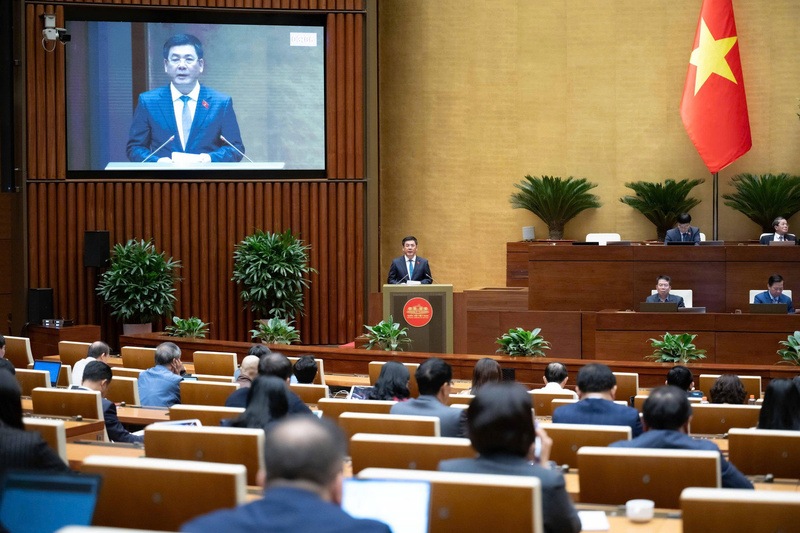 Bộ trưởng Bộ Công Thương Nguyễn Hồng Diên trình bày Tờ trình Luật Thương mại điện tử ngày 3/11