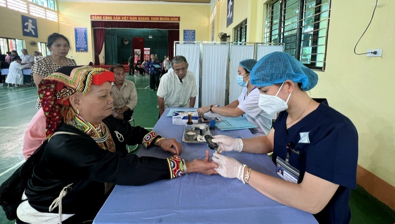 Đoàn y tế lưu động tổ chức khám sàng lọc, tư vấn sức khỏe cho người dân vùng đồng bào dân tộc thiểu số, giúp nâng cao khả năng tiếp cận dịch vụ y tế cơ bản