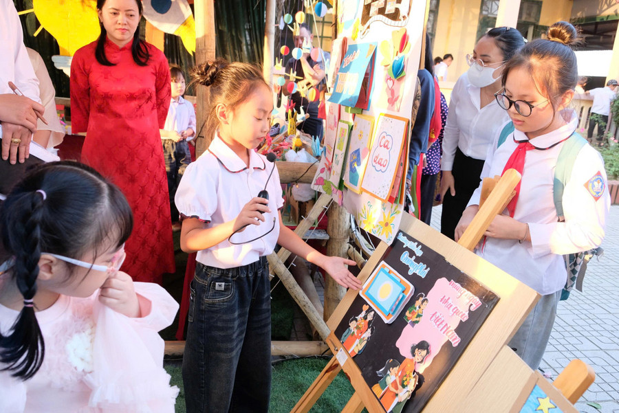 Học sinh Trường Tiểu học Quảng Phú tự tay làm sản phẩm STEM và thuyết trình về sản phẩm.