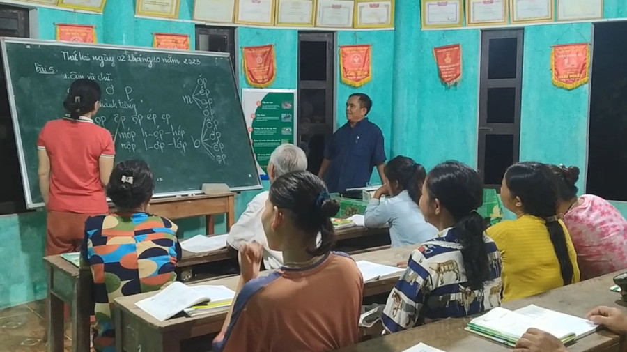 Các giáo viên đứng lớp có kiến thức rộng, biết tiếng dân tộc thiểu số và công nghệ thông tin. 3.jpg