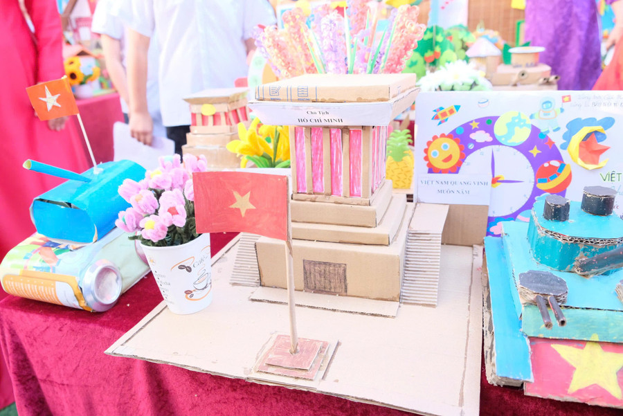 Sản phẩm do phụ huynh và học sinh chuẩn bị trong ngày hội STEM. z7226249279188-d6c14c6124add7b3e8e634712db520ae.jpg