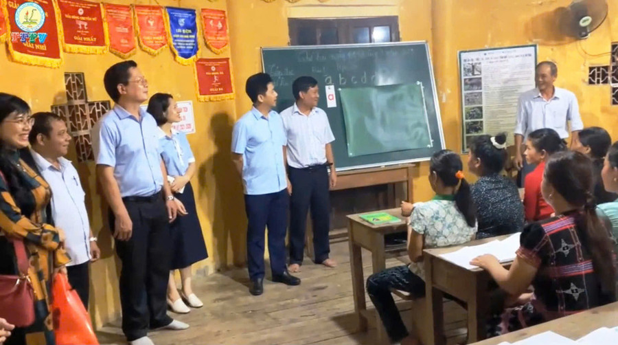 Đoàn công tác của Bộ GD&ĐT kiểm tra công tác xóa mù chữ cho đồng bào dân tộc thiểu số tại huyện vùng cao Nam Đông (cũ) của Huế.