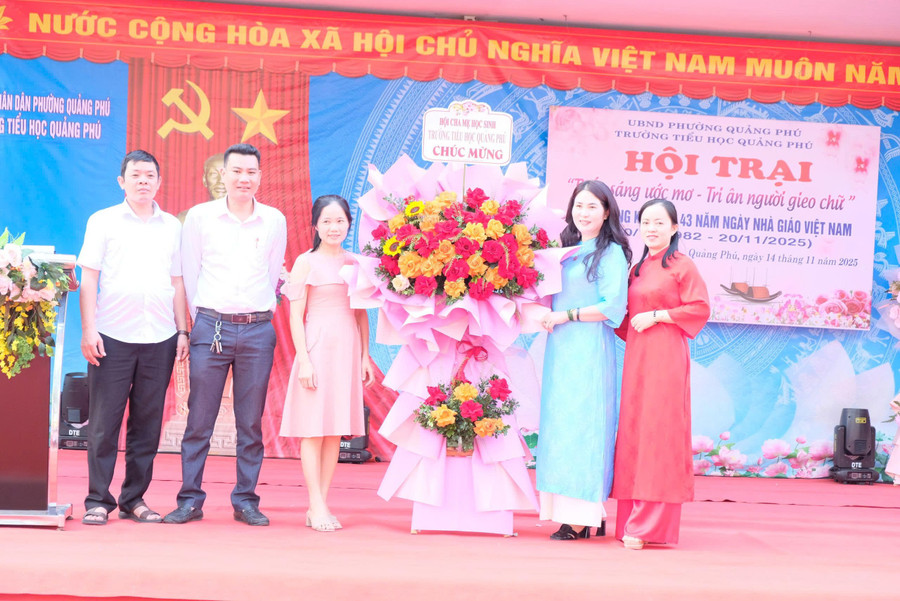 Hội cha mẹ học sinh tặng hoa tri ân thầy cô giáo Trường Tiểu học Quảng Phú nhân ngày Nhà giáo Việt Nam. z7226249285156-e34d5afee5d40f55fe0ac64ec66389f5.jpg