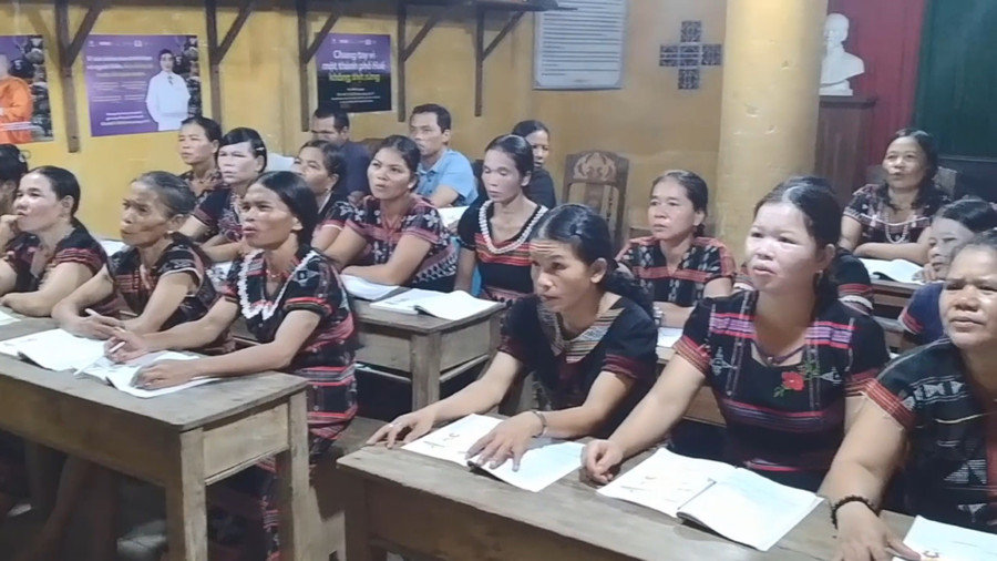 Nhờ nhiều biện pháp mà sĩ số các lớp học XMC cho đồng bào dân tộc thiểu số được duy trì ở tỷ lệ cao. 1.jpg