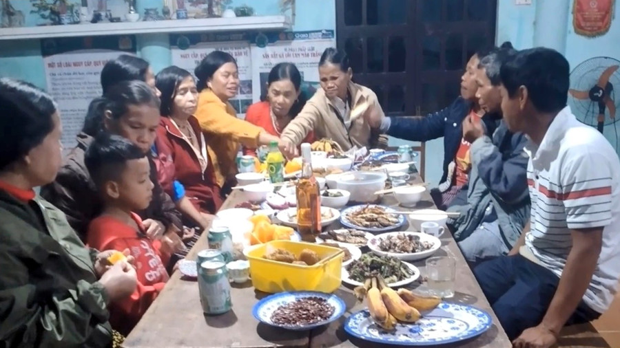 Ngoài việc linh động vừa học vừa lồng ghép kể chuyện, hát... giáo viên cũng giao lưu, ăn uống cùng học viên bà con dân tộc thiểu số để tăng cường mối quan hệ giữa thầy trò. 6.jpg