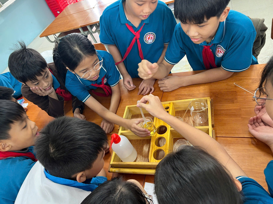 Học sinh thực hiện các thí nghiệm thực tế gắn lý thuyết với thực tiễn. z7232086545055-614009a27b39fdff91aee392c90a7ca3-5708.jpg