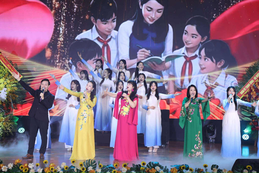 Tiết mục văn nghệ của thầy trò tại Lễ kỷ niệm 43 năm ngày Nhà giáo Việt Nam. f0e94ea1-b04b-47a0-bd48-9ec4070d7075.jpg