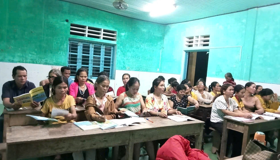 Nhiều lớp học xóa mù chữ tại vùng cao TP Huế được triển khai đồng bộ và mạnh mẽ, cùng với chính sách đặc thù, khiến cho việc đến lớp học của người dân thêm đông đảo.