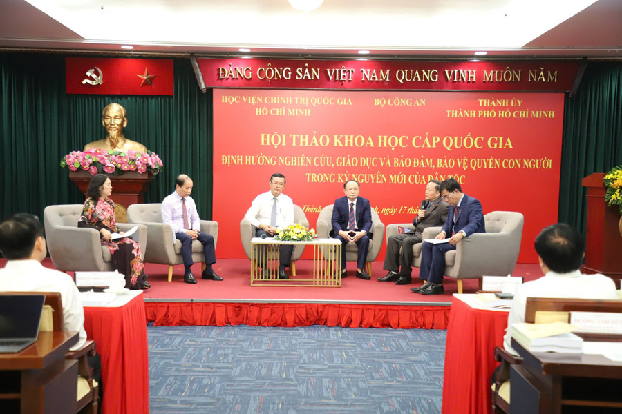 Phiên 1 của hội thảo với chủ đề "Định hướng nghiên cứu, giáo dục về quyền con người trong kỷ nguyên mới của dân tộc". Ảnh: Ngô Tùng. f8163ebaae6c22327b7d.jpg