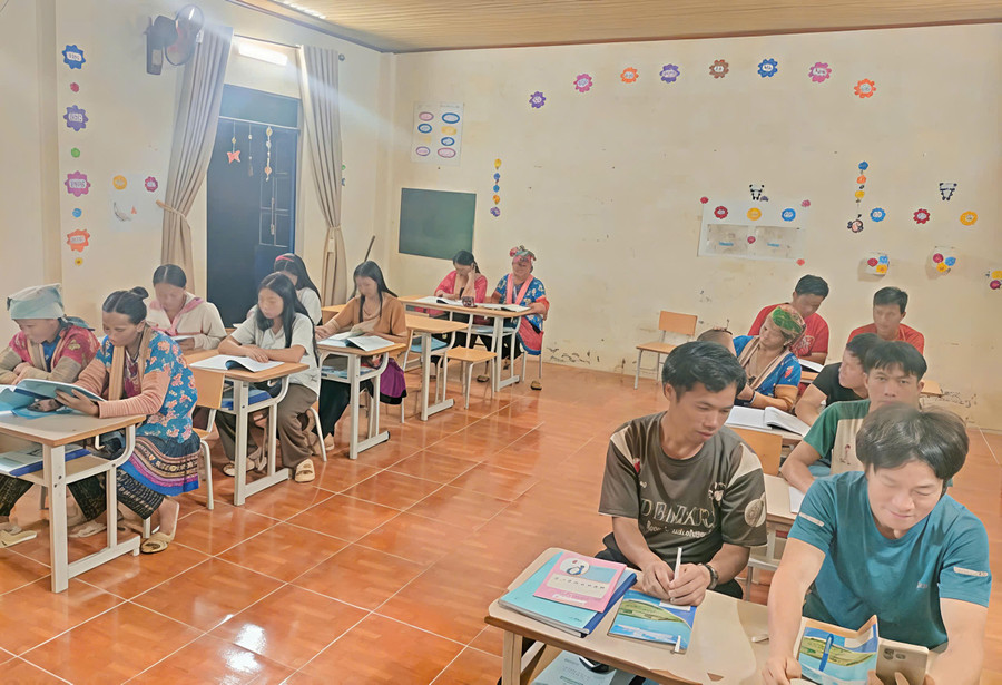 Các học viên xóa mù chữ tại điểm bản Huổi Só. huoi-so.jpg