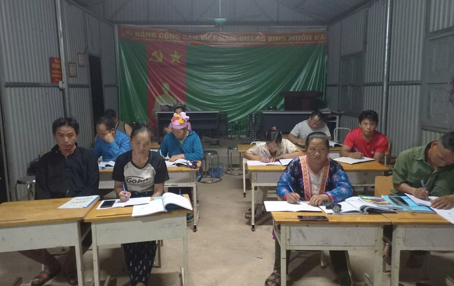 Lớp xóa mù chữ ở bản Huổi Dạo, xã Mường Mô, tỉnh Lai Châu.